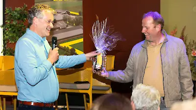 Familie Munster, winnaar publieksprijs. Prijs van Hanskamp 1000 liter koeienurine. Siem Munster neemt prijs in ontvangt van Henk Hanskamp. (prijs in de vorm van 1 liter flesje)